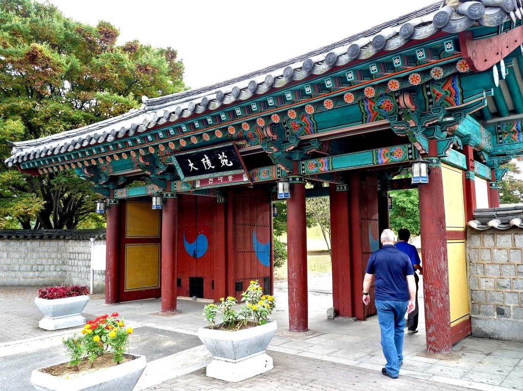 가을 단풍과 푸른 잔디가 어우러진 경주 대릉원
