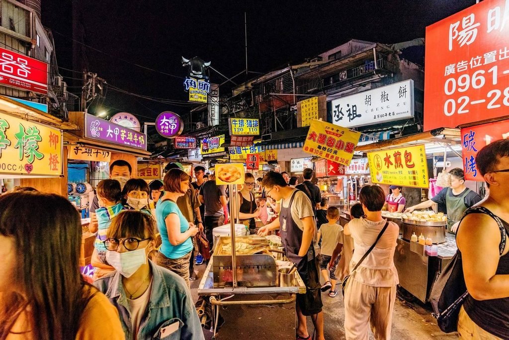대만 타이베이 스린 야시장의 야간 간판과 길거리 음식 상점